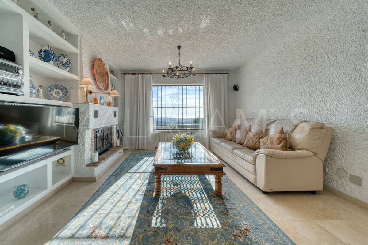 Buy 4 bedrooms villa in Valtocado