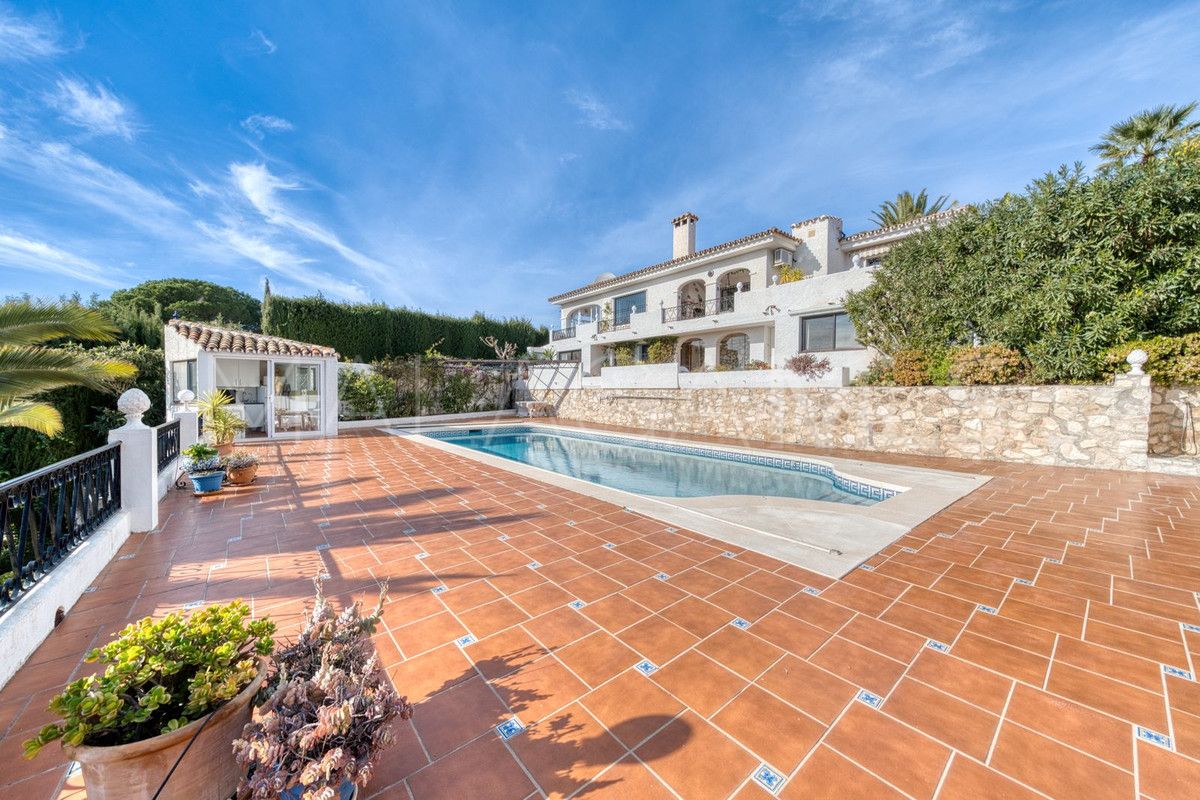 Buy 4 bedrooms villa in Valtocado