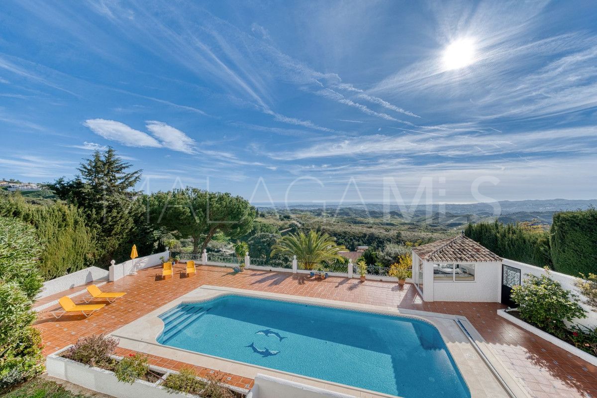 Buy 4 bedrooms villa in Valtocado
