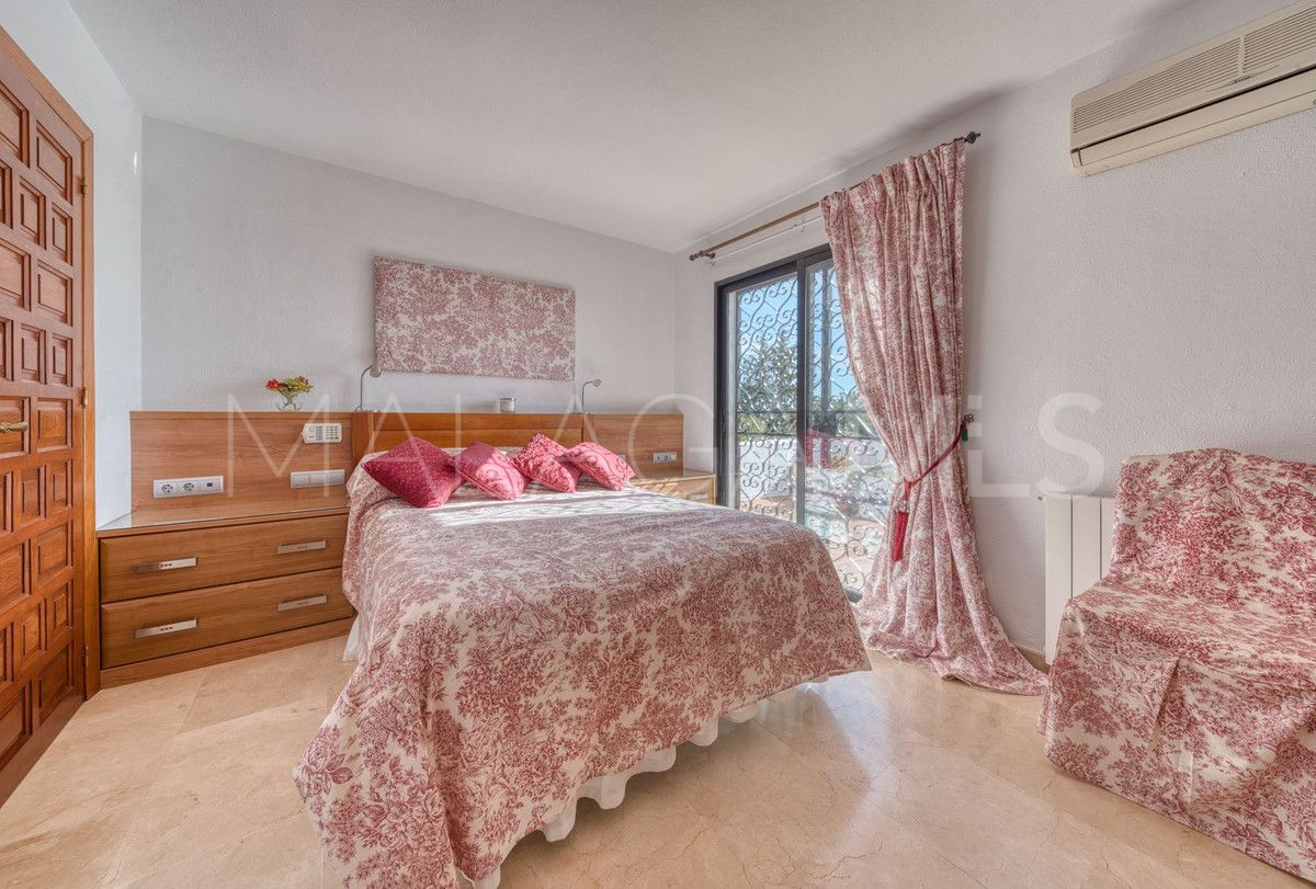 Buy 4 bedrooms villa in Valtocado