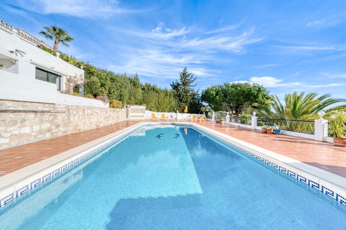 Buy 4 bedrooms villa in Valtocado