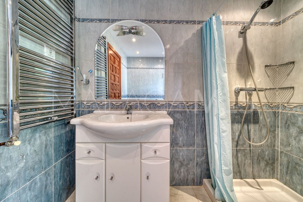 Buy 4 bedrooms villa in Valtocado