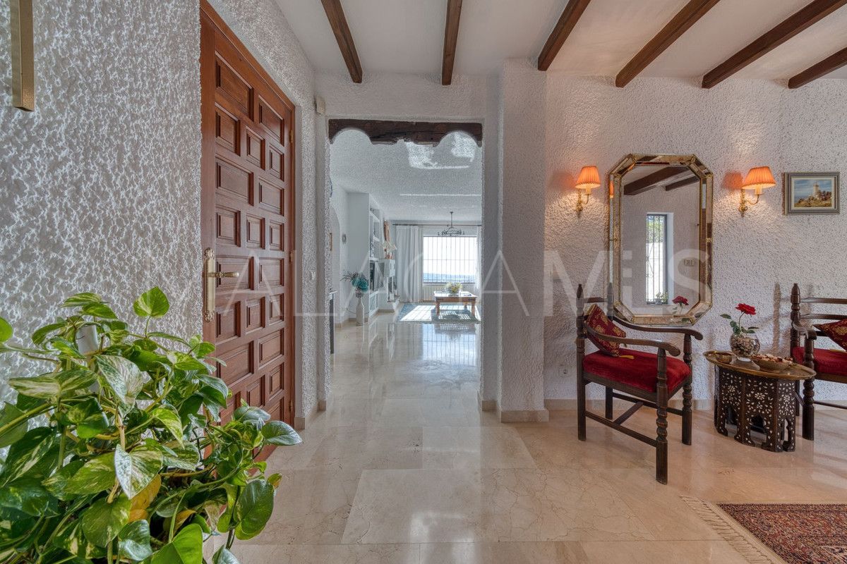 Buy 4 bedrooms villa in Valtocado