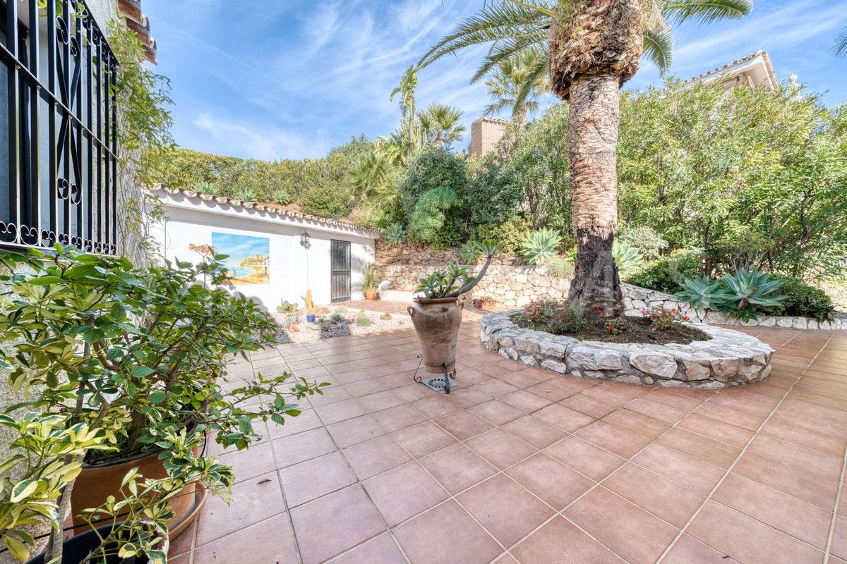 Buy 4 bedrooms villa in Valtocado