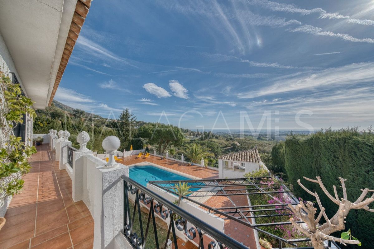 Buy 4 bedrooms villa in Valtocado