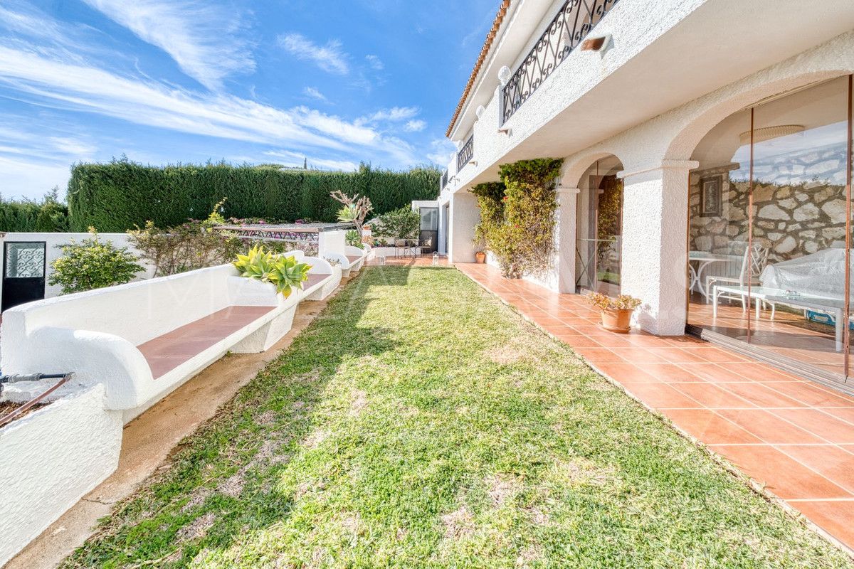 Buy 4 bedrooms villa in Valtocado