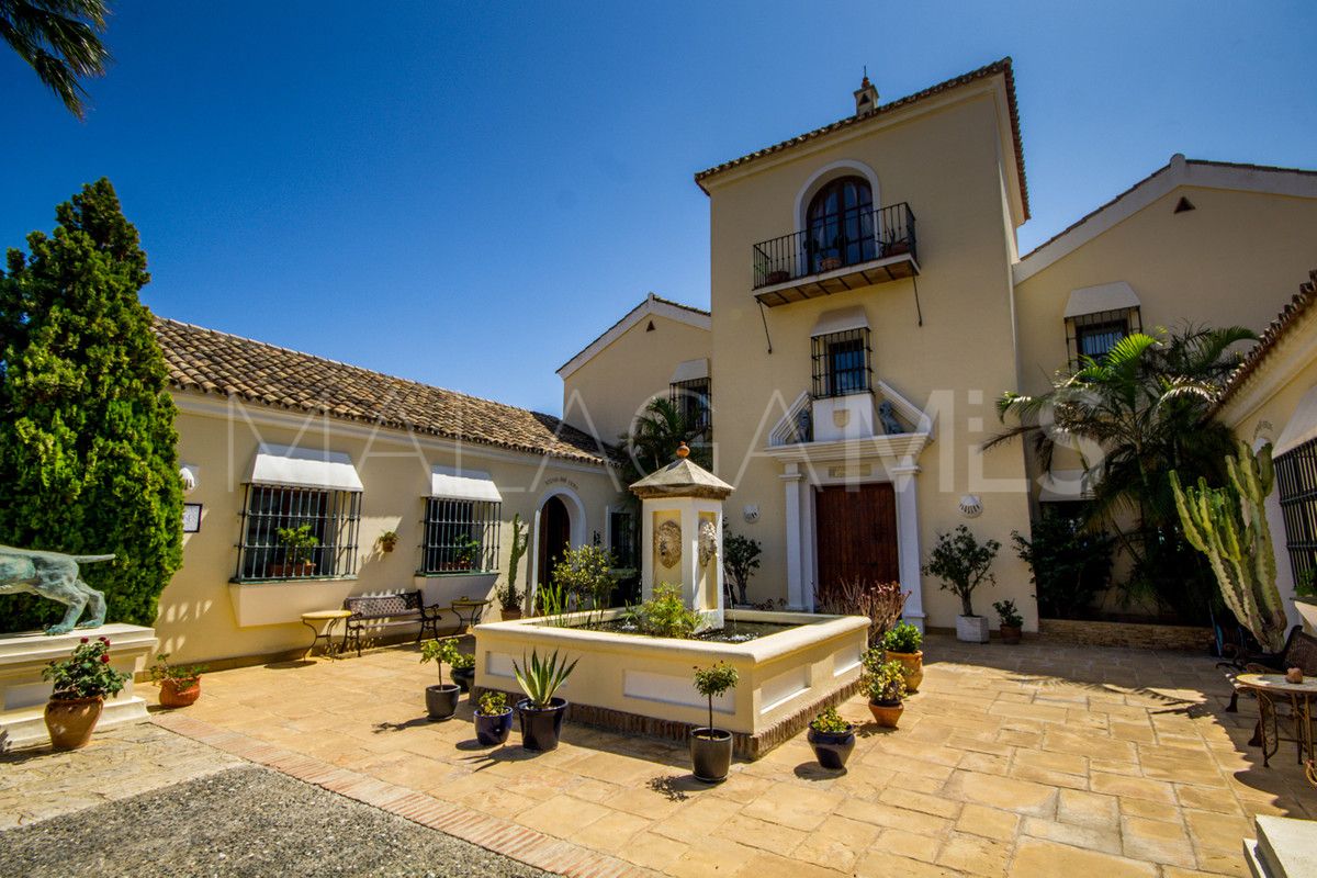 Villa for sale in La Duquesa with 4 bedrooms