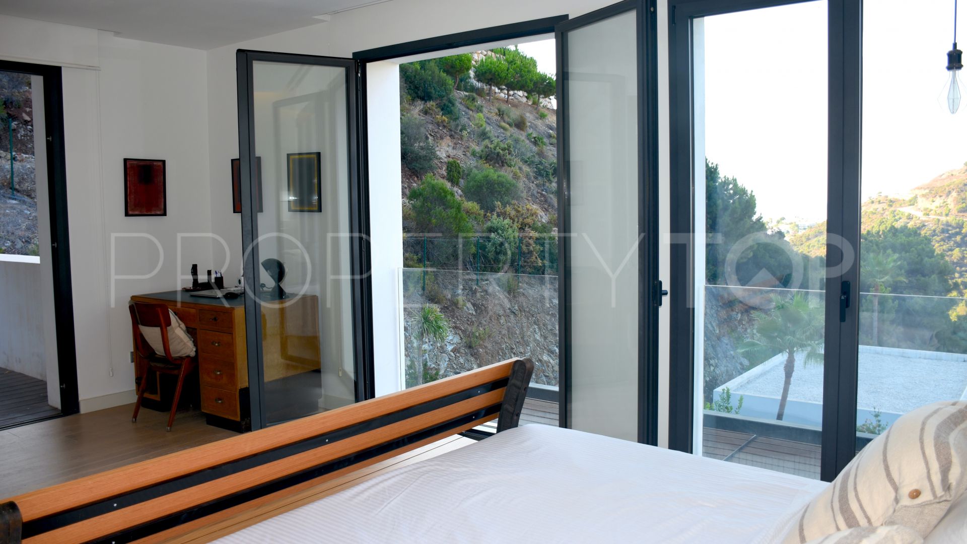 For sale El Madroñal villa with 6 bedrooms