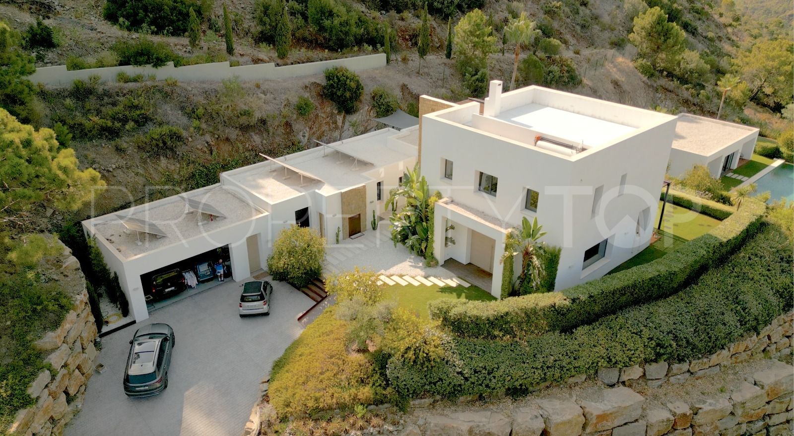 For sale El Madroñal villa with 6 bedrooms