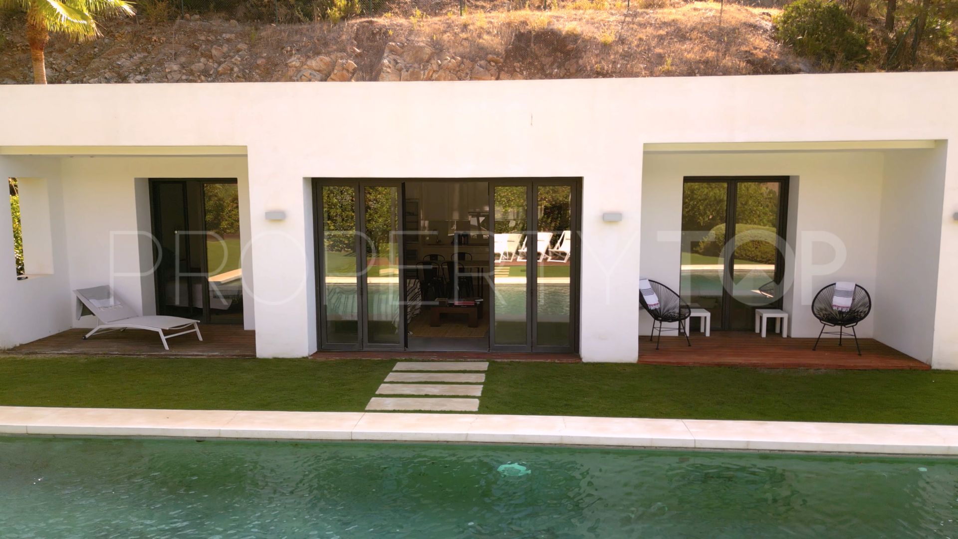 For sale El Madroñal villa with 6 bedrooms