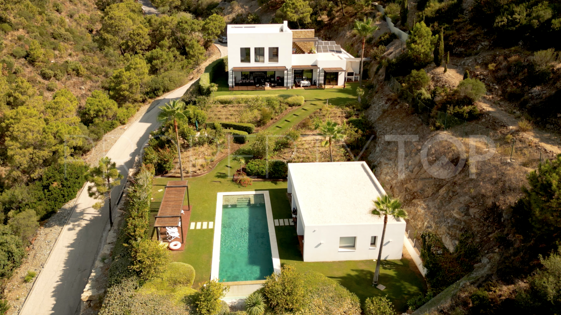 For sale El Madroñal villa with 6 bedrooms