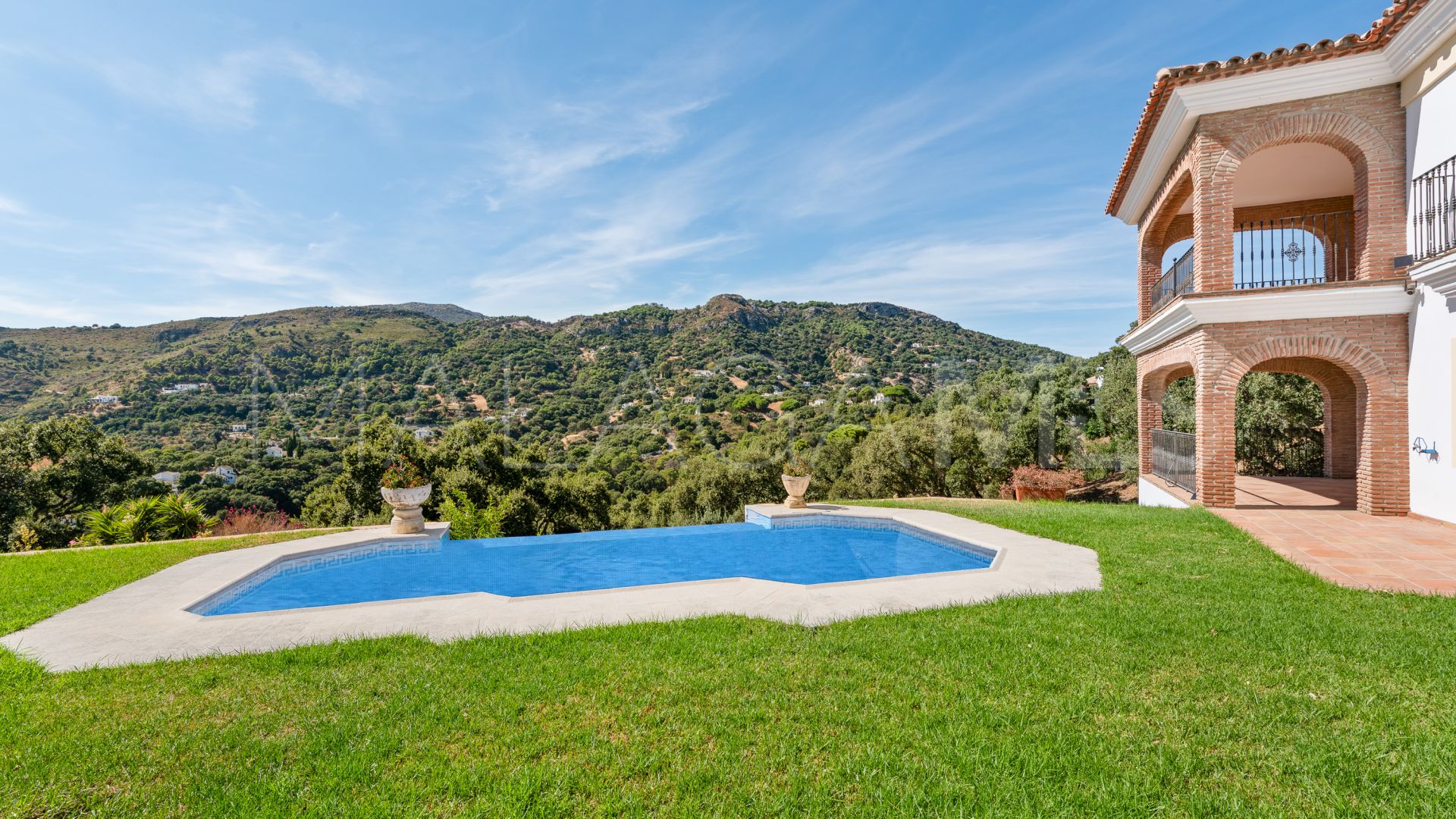 Buy villa in Casares Montaña with 4 bedrooms