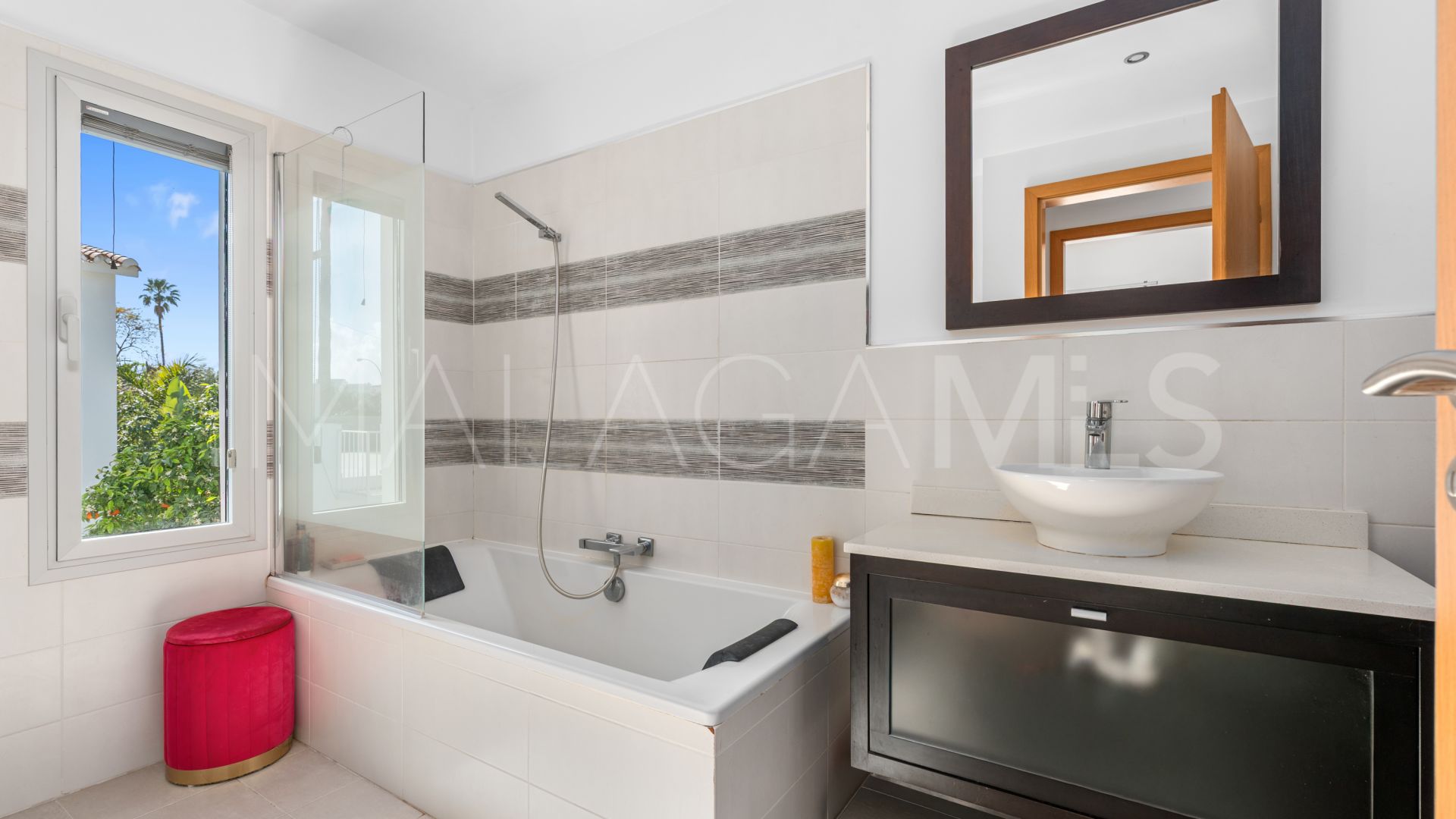 Se vende villa in Linda Vista Baja with 5 bedrooms