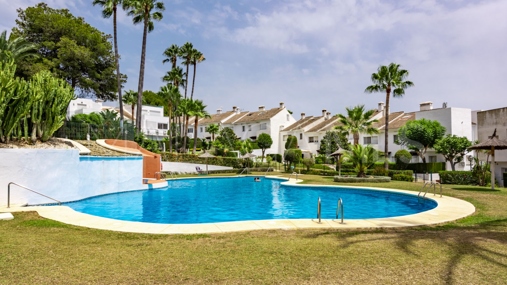 Parhus for sale in Jardines del Golf