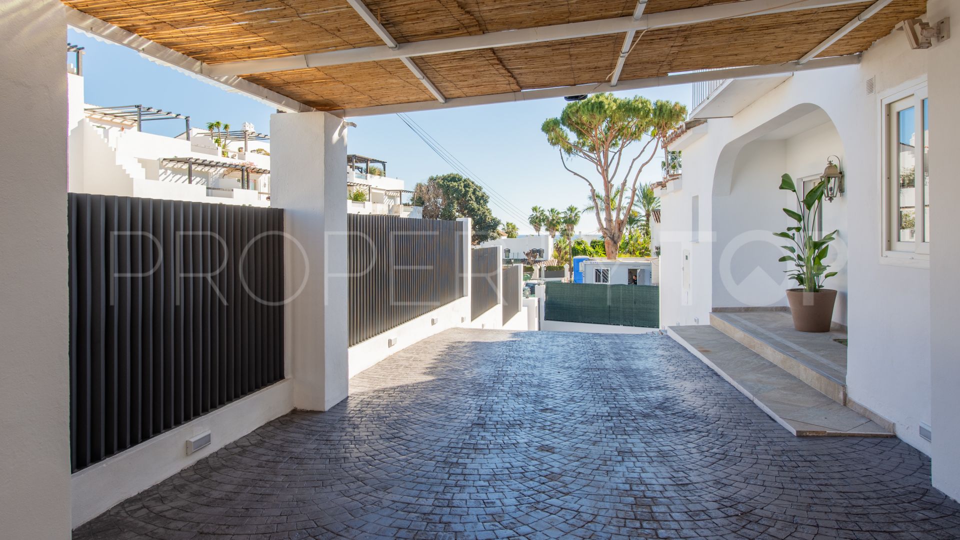 Villa with 4 bedrooms for sale in Estepona East
