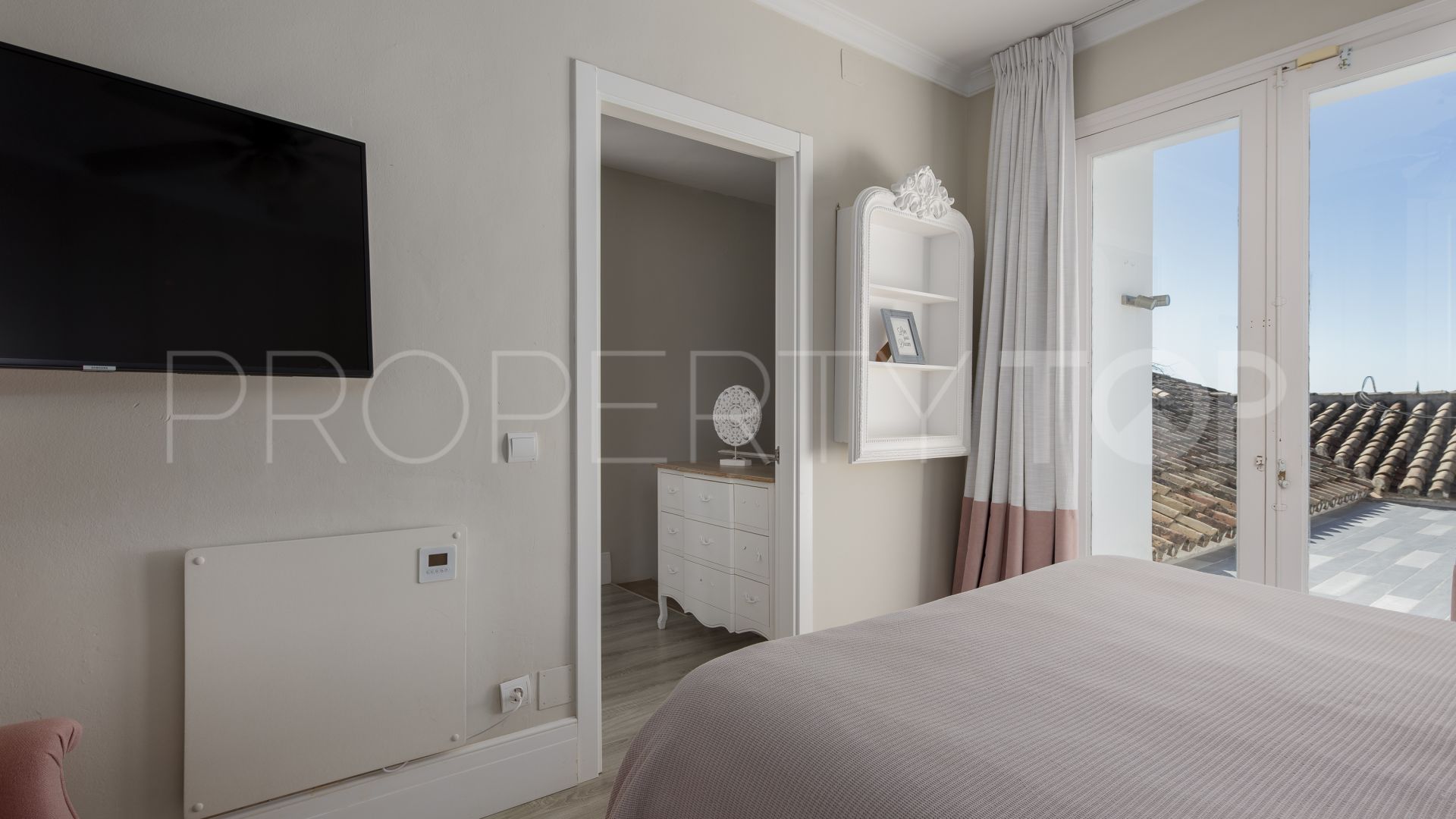 Se vende villa con 4 dormitorios en Estepona Este