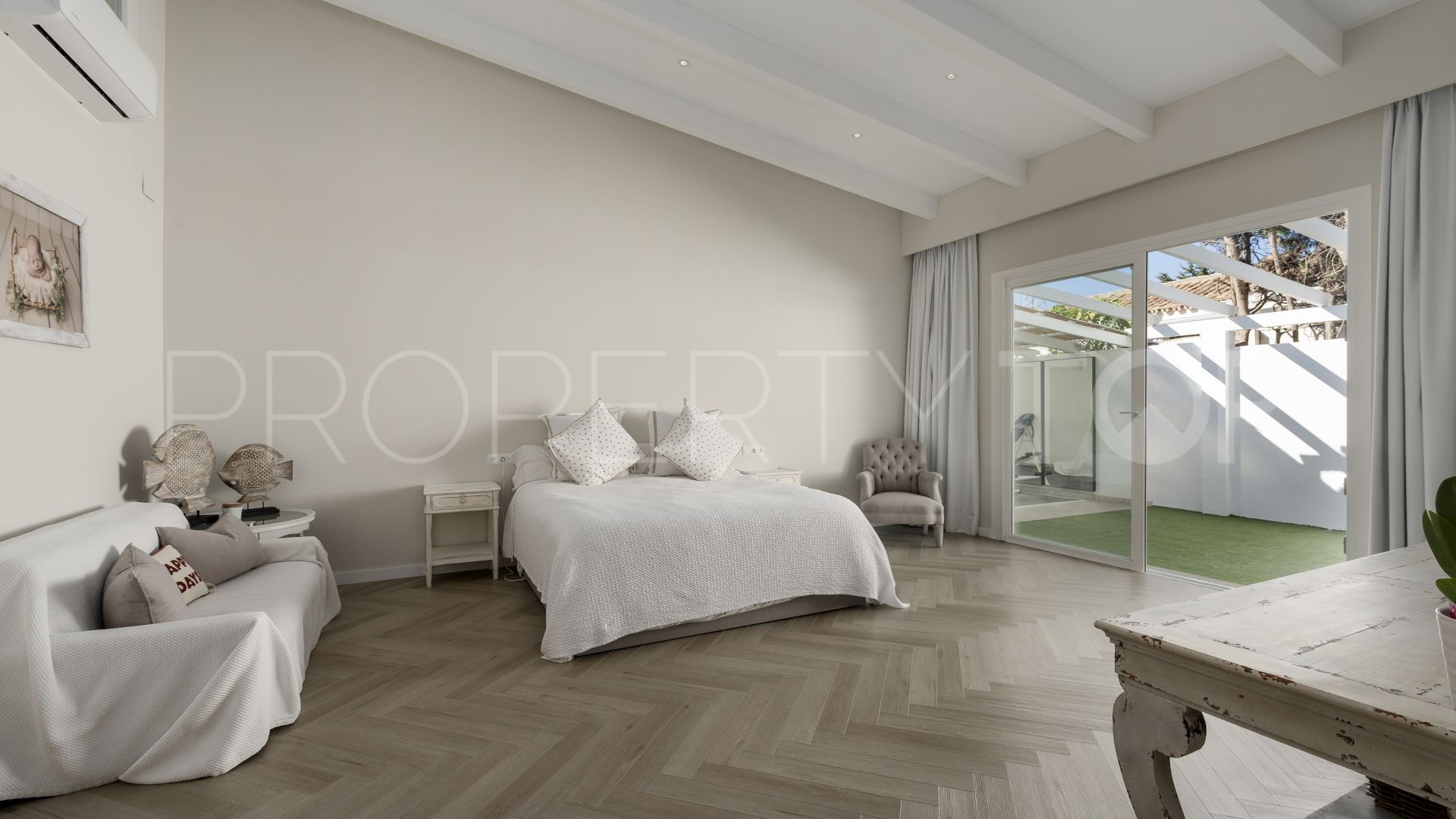 Se vende villa con 4 dormitorios en Estepona Este