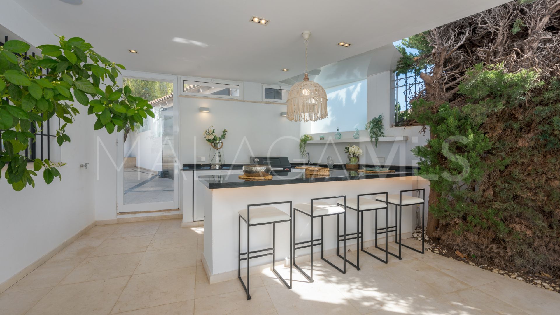 Villa for sale in Nueva Andalucia