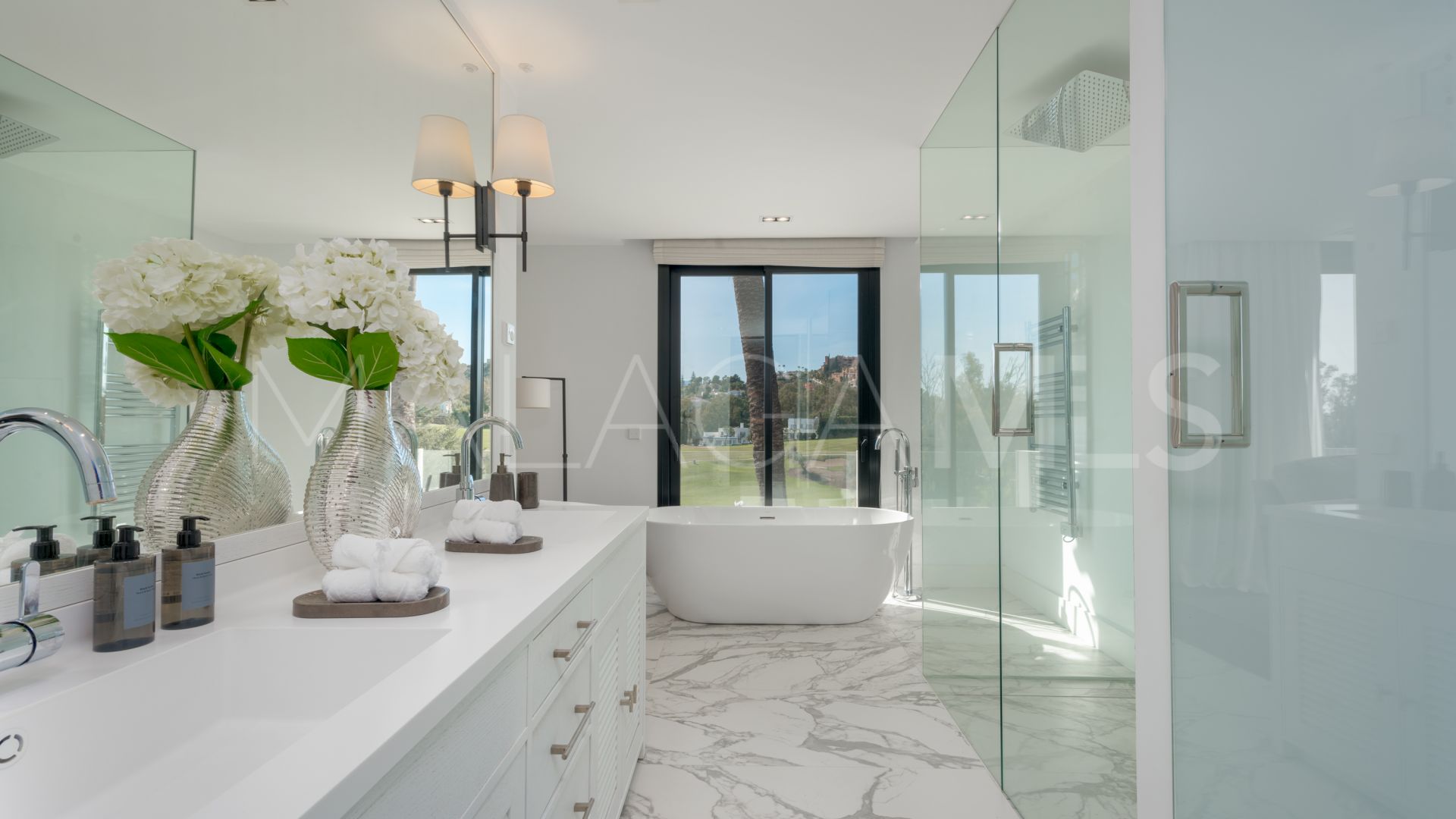Villa for sale in Nueva Andalucia