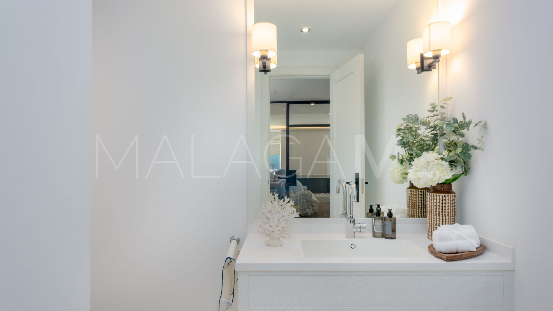 Villa for sale in Nueva Andalucia