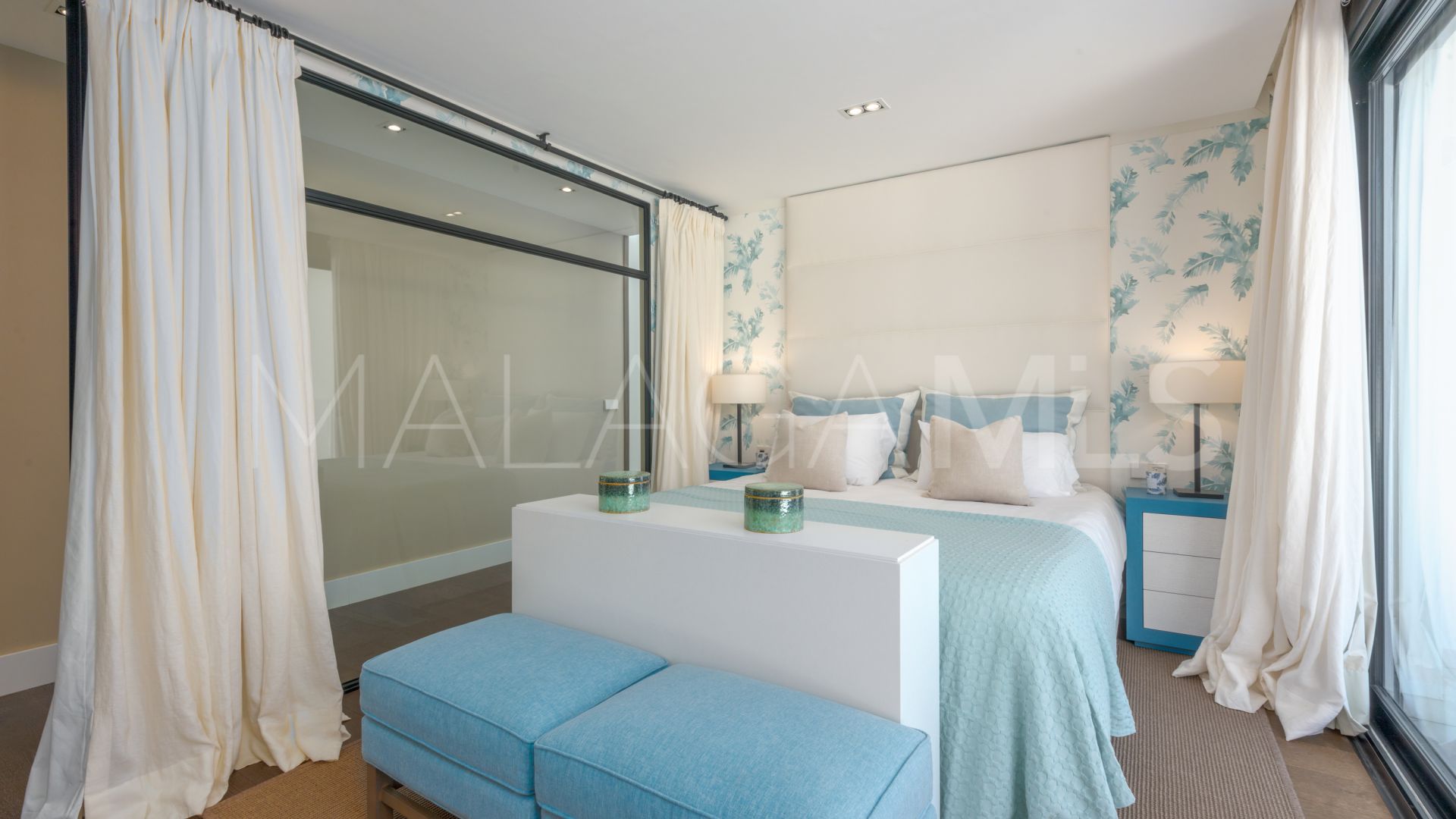 Villa for sale in Nueva Andalucia