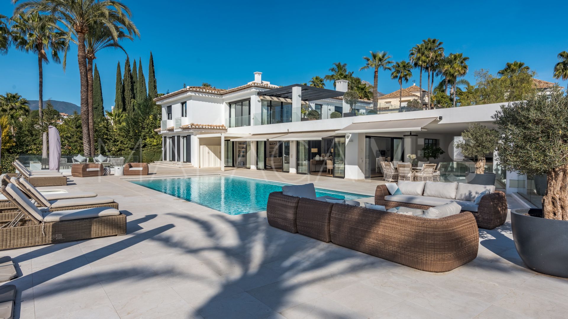 Villa for sale in Nueva Andalucia
