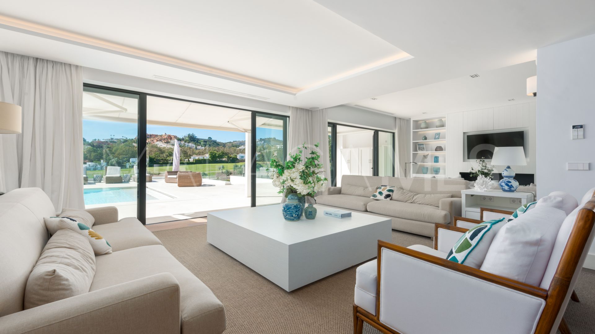 Villa for sale in Nueva Andalucia