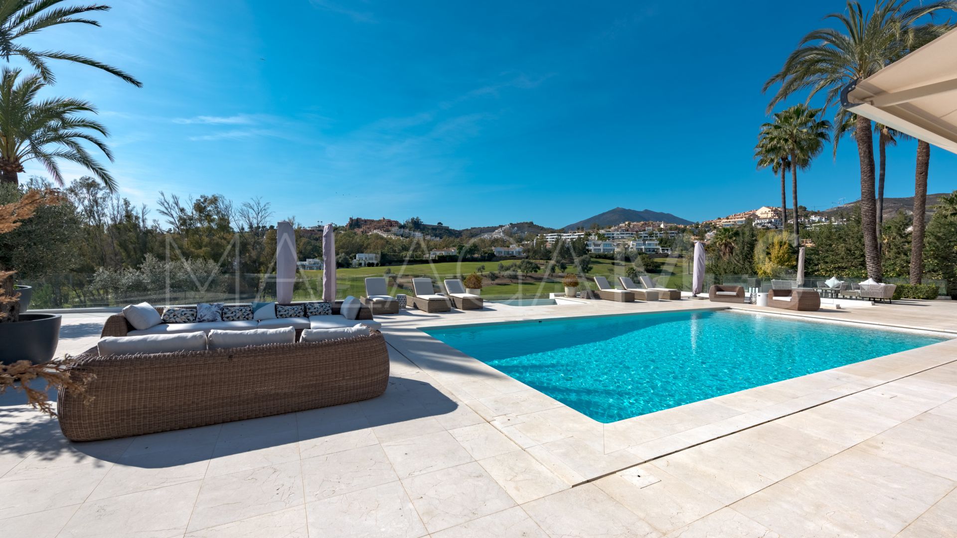 Villa for sale in Nueva Andalucia