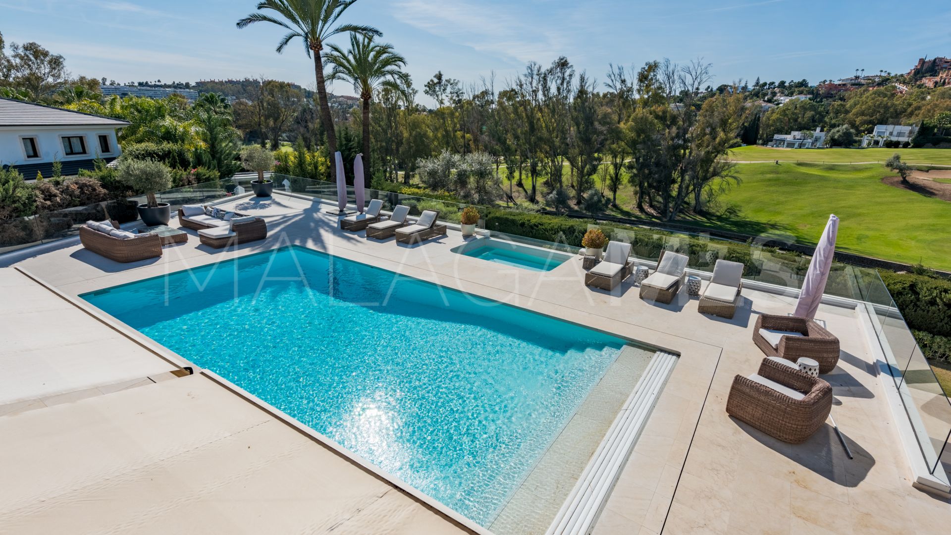 Villa for sale in Nueva Andalucia