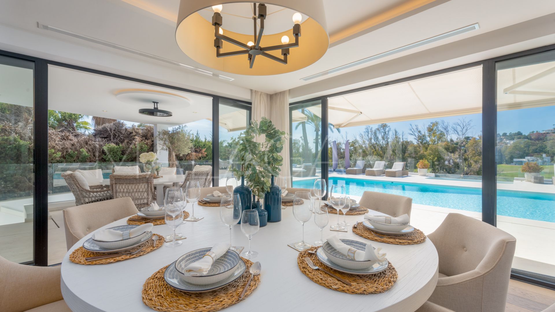 Villa for sale in Nueva Andalucia