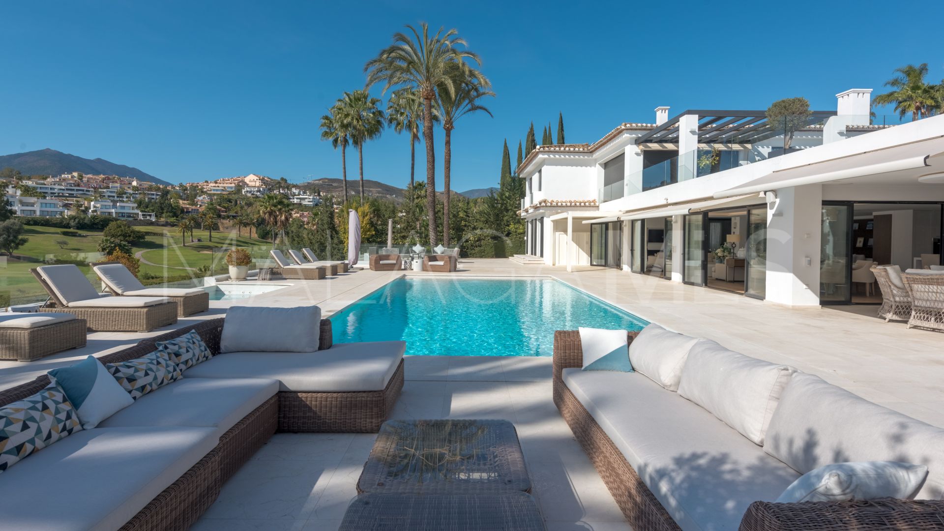 Villa for sale in Nueva Andalucia