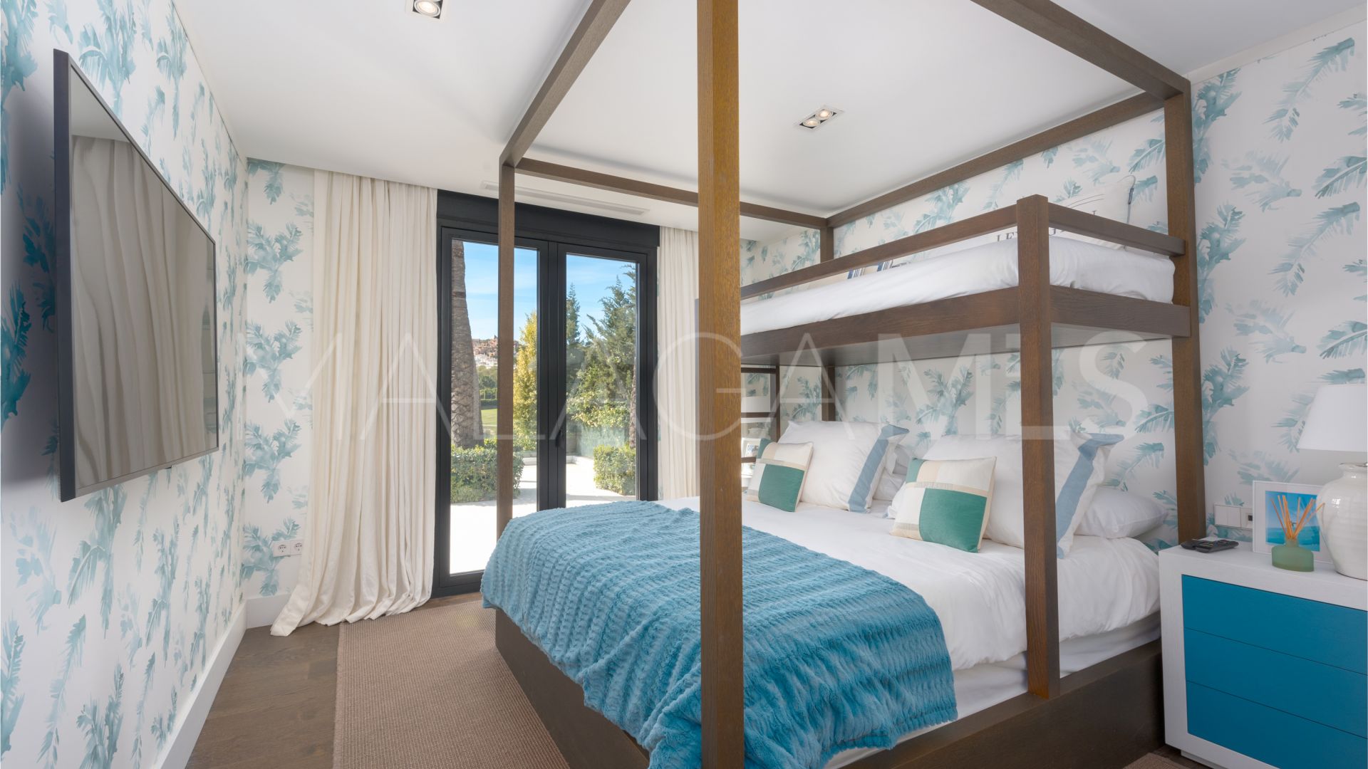 Villa for sale in Nueva Andalucia