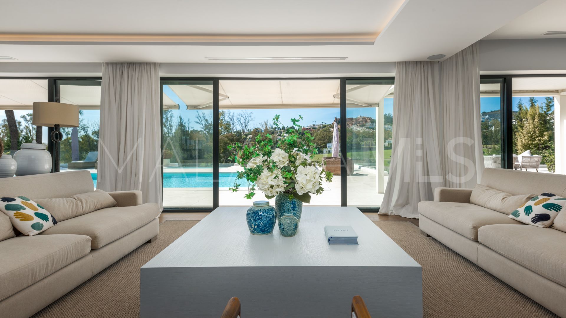 Villa for sale in Nueva Andalucia