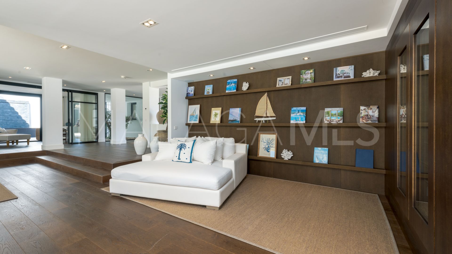 Villa for sale in Nueva Andalucia