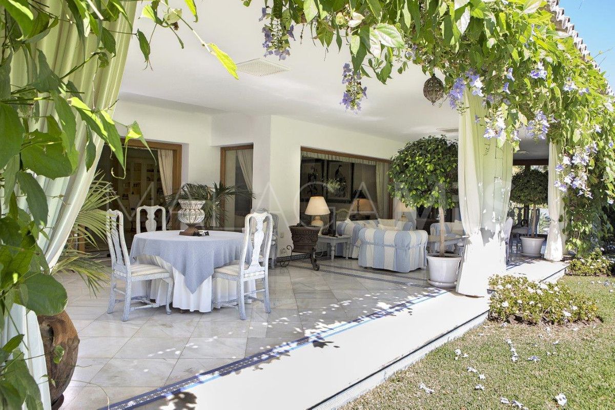 Buy villa in Guadalmina Baja de 6 bedrooms