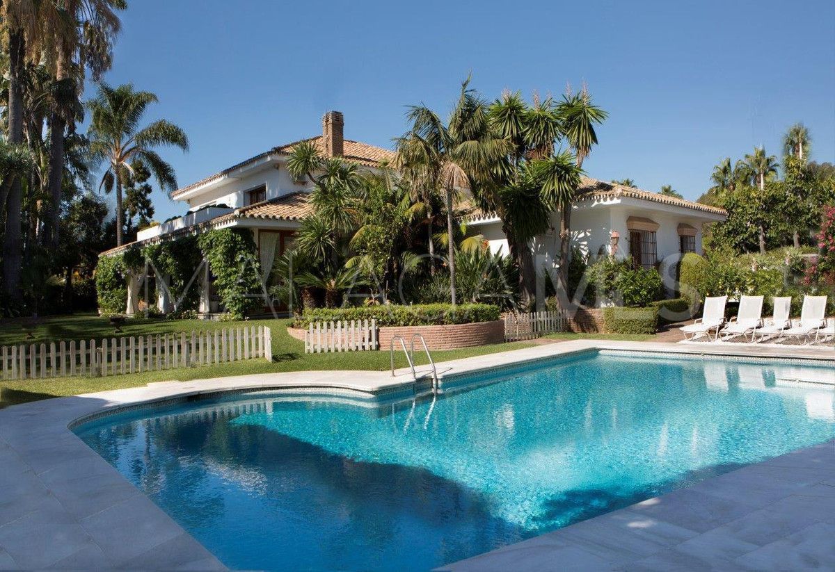 Buy villa in Guadalmina Baja de 6 bedrooms