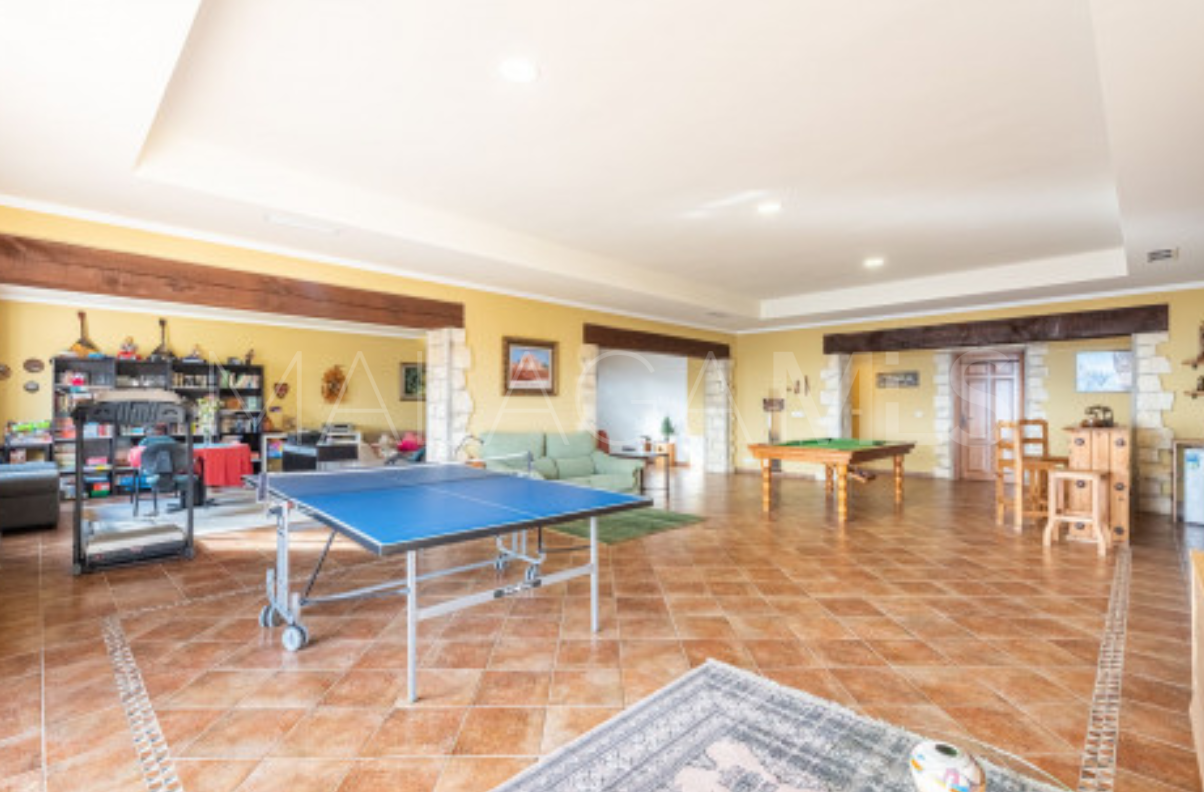 Se vende villa in Forest Hills