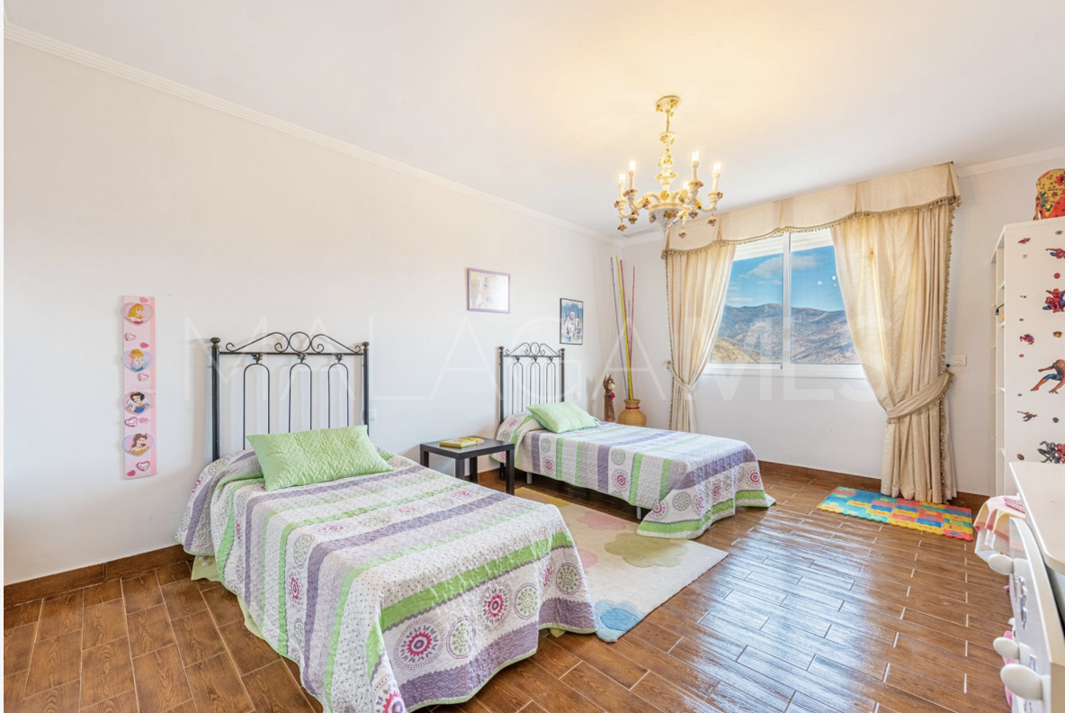 Se vende villa in Forest Hills
