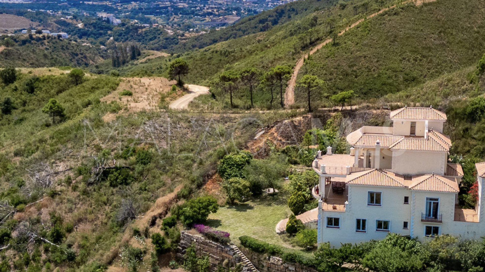 Se vende villa in Forest Hills