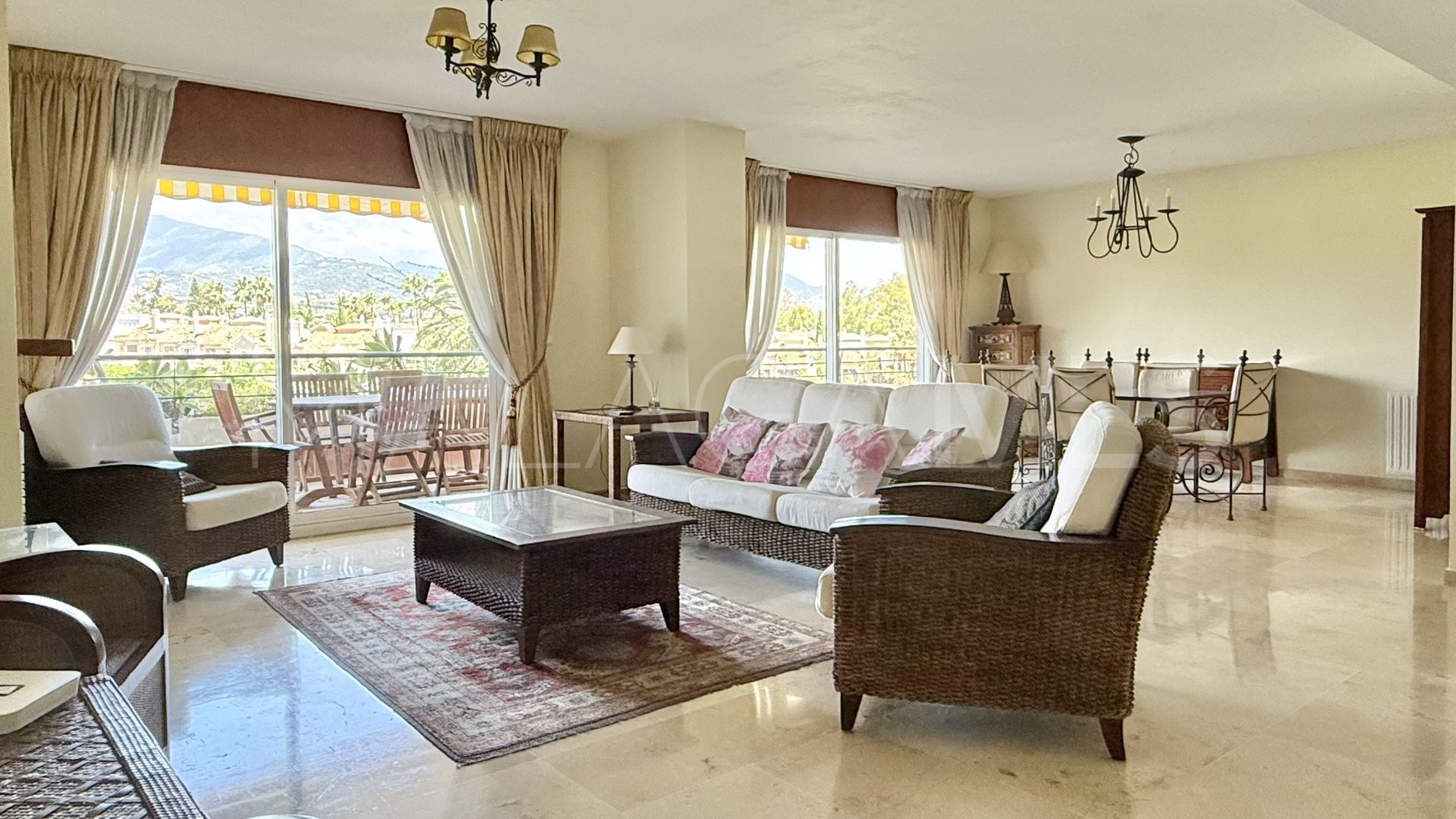 Zweistöckiges penthouse for sale in Campos de Guadalmina