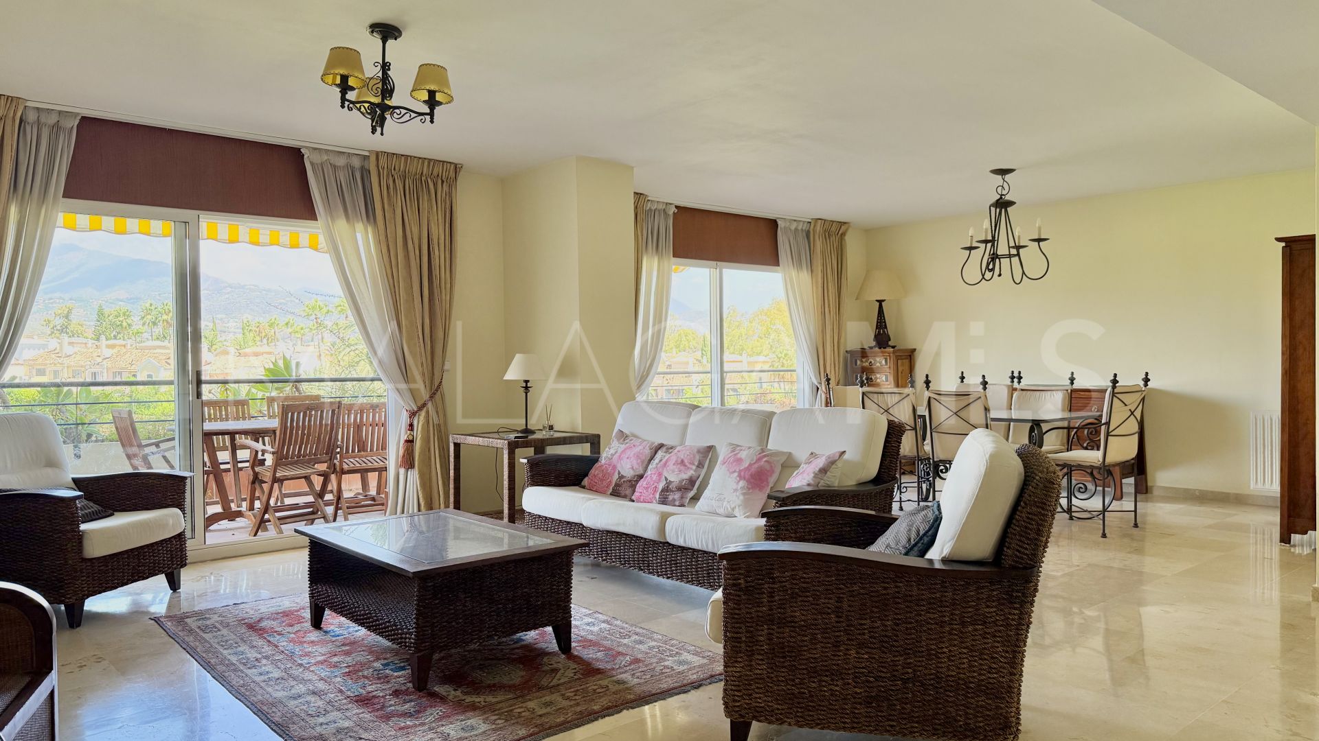 Zweistöckiges penthouse for sale in Campos de Guadalmina