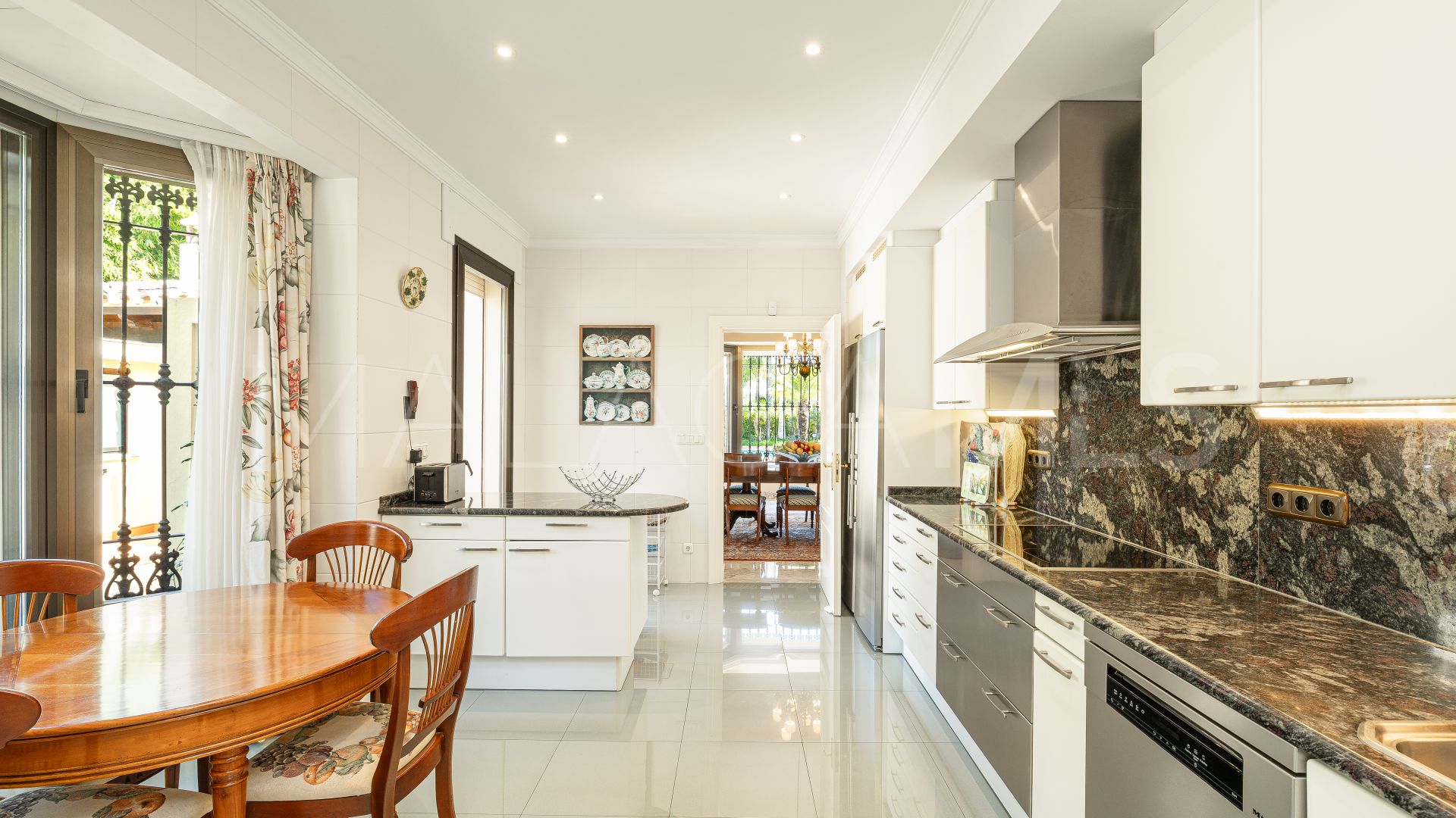 Villa for sale in Guadalmina Baja