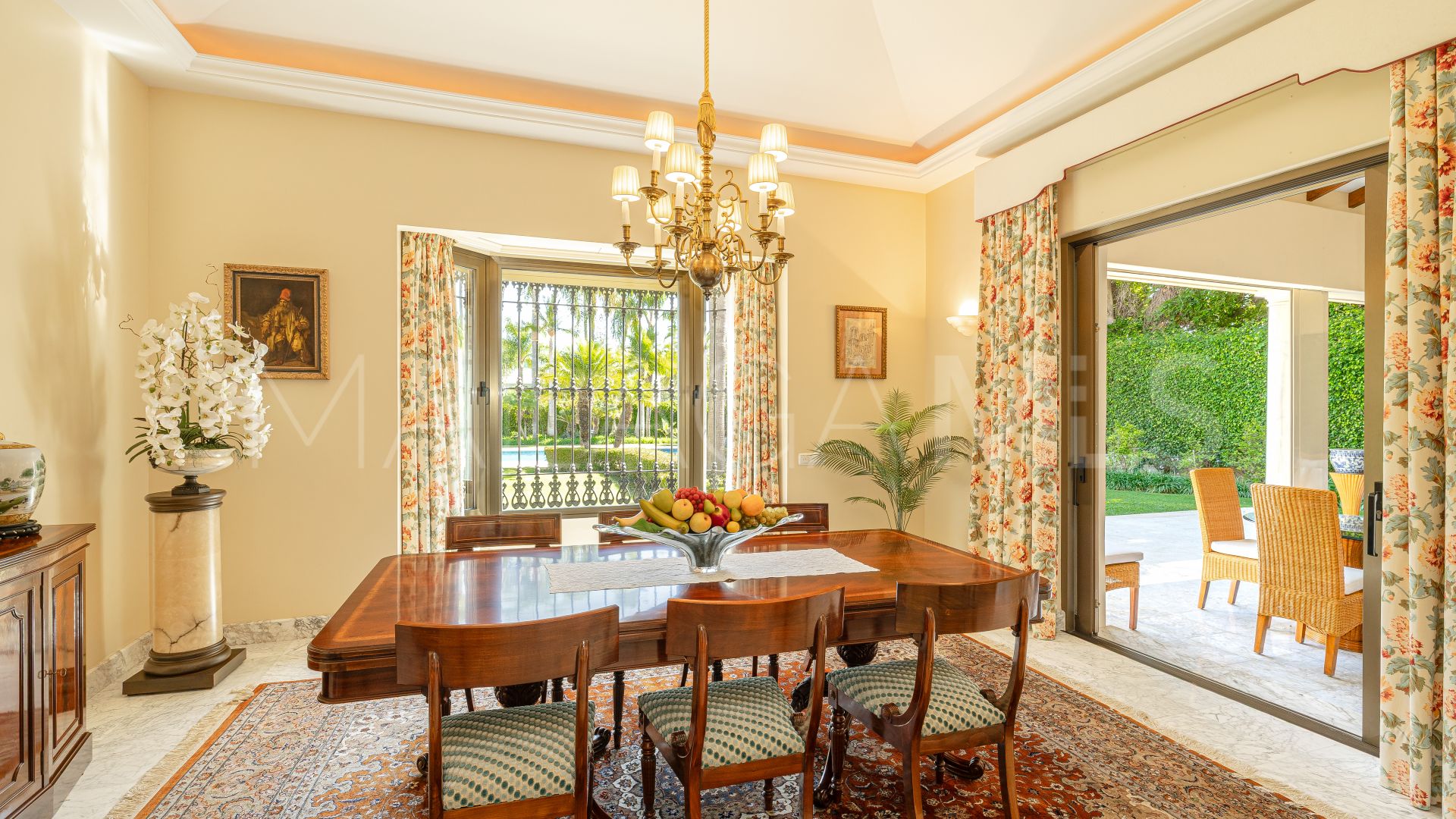 Villa for sale in Guadalmina Baja