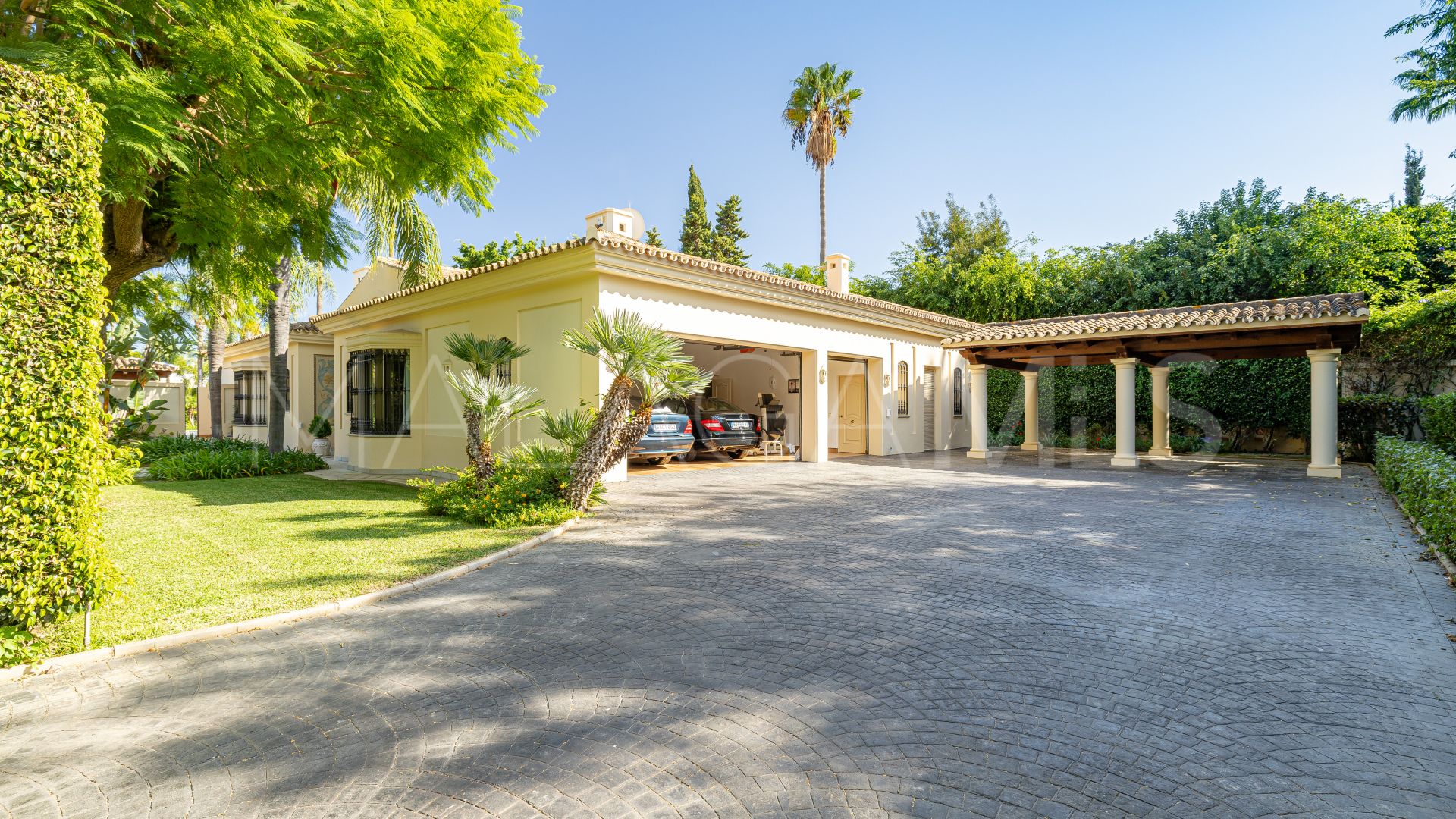 Villa for sale in Guadalmina Baja