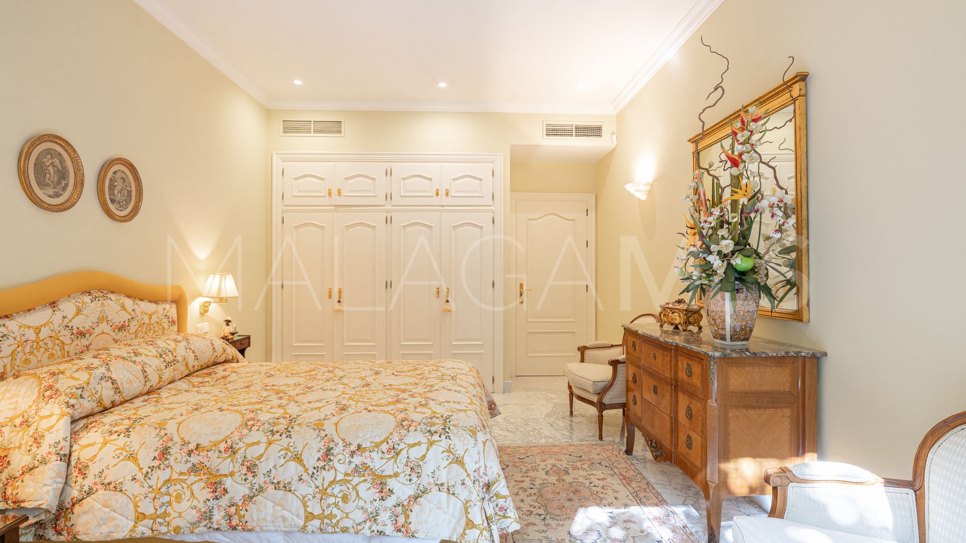 Villa for sale in Guadalmina Baja