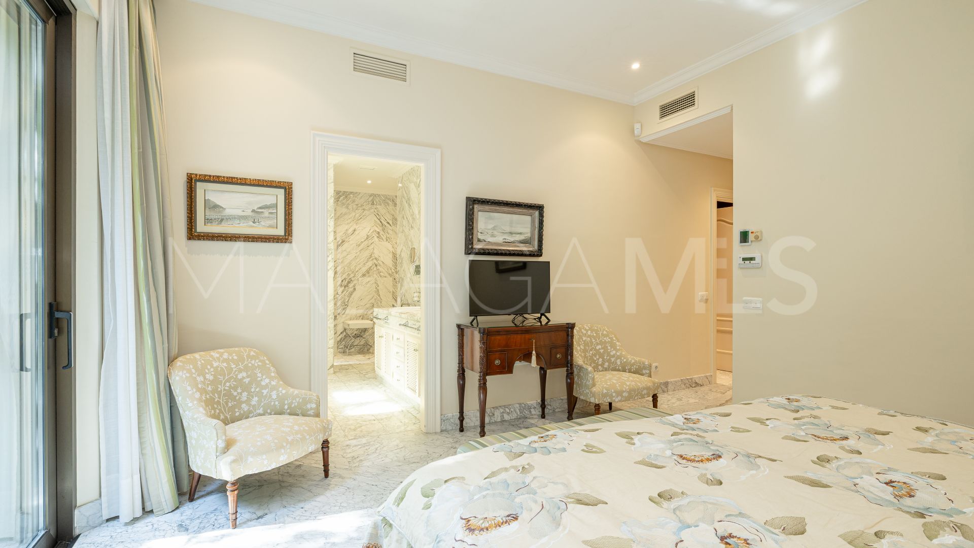 Villa for sale in Guadalmina Baja