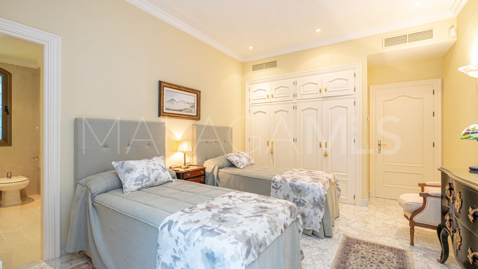 Villa for sale in Guadalmina Baja