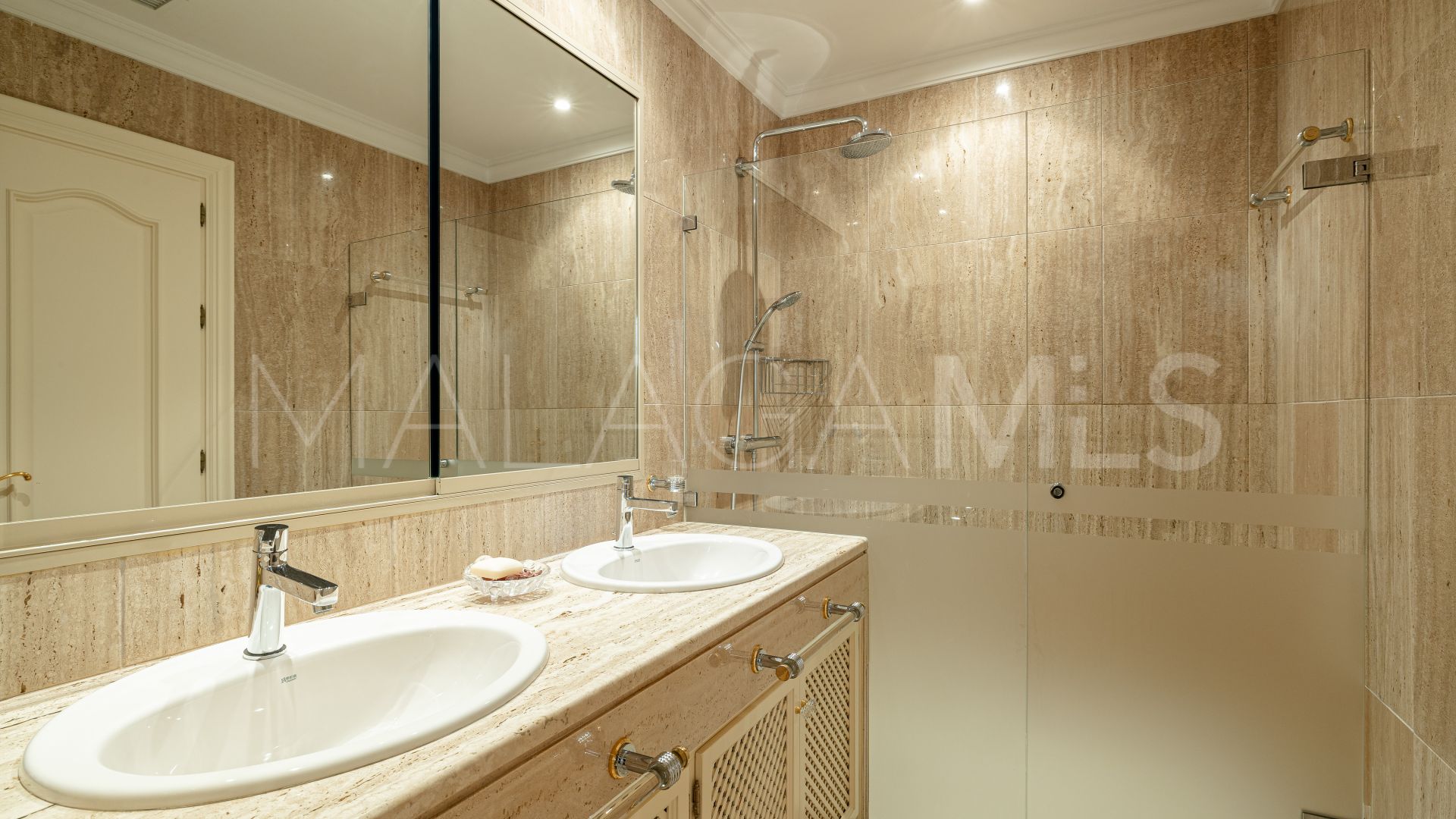 Villa for sale in Guadalmina Baja