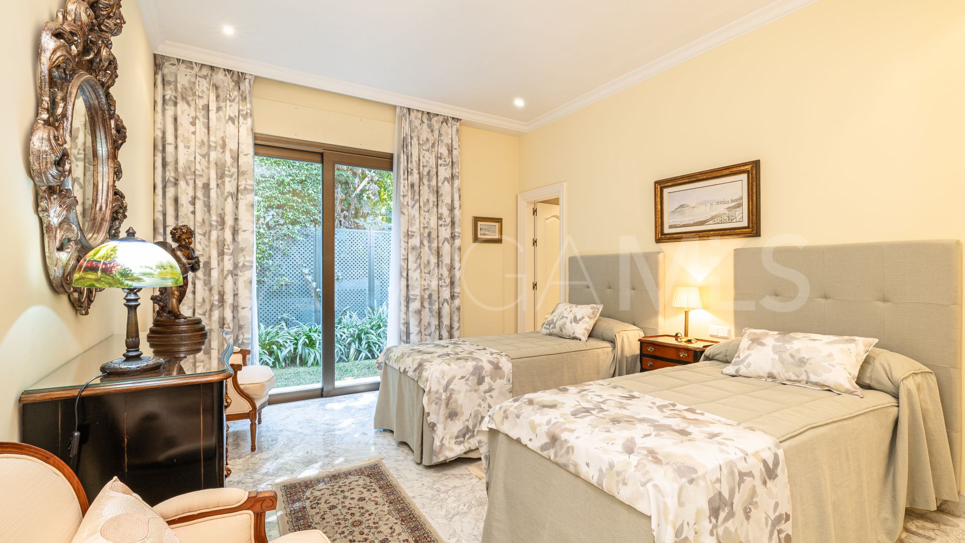 Villa for sale in Guadalmina Baja