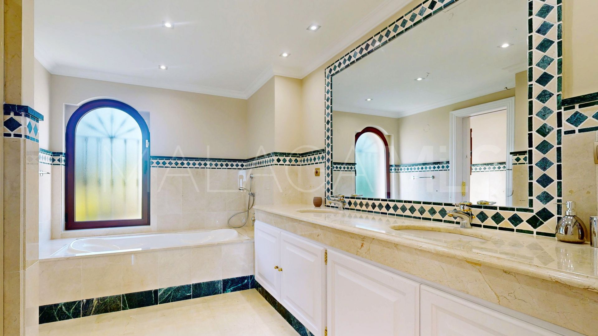 Villa in Altos del Paraiso for sale